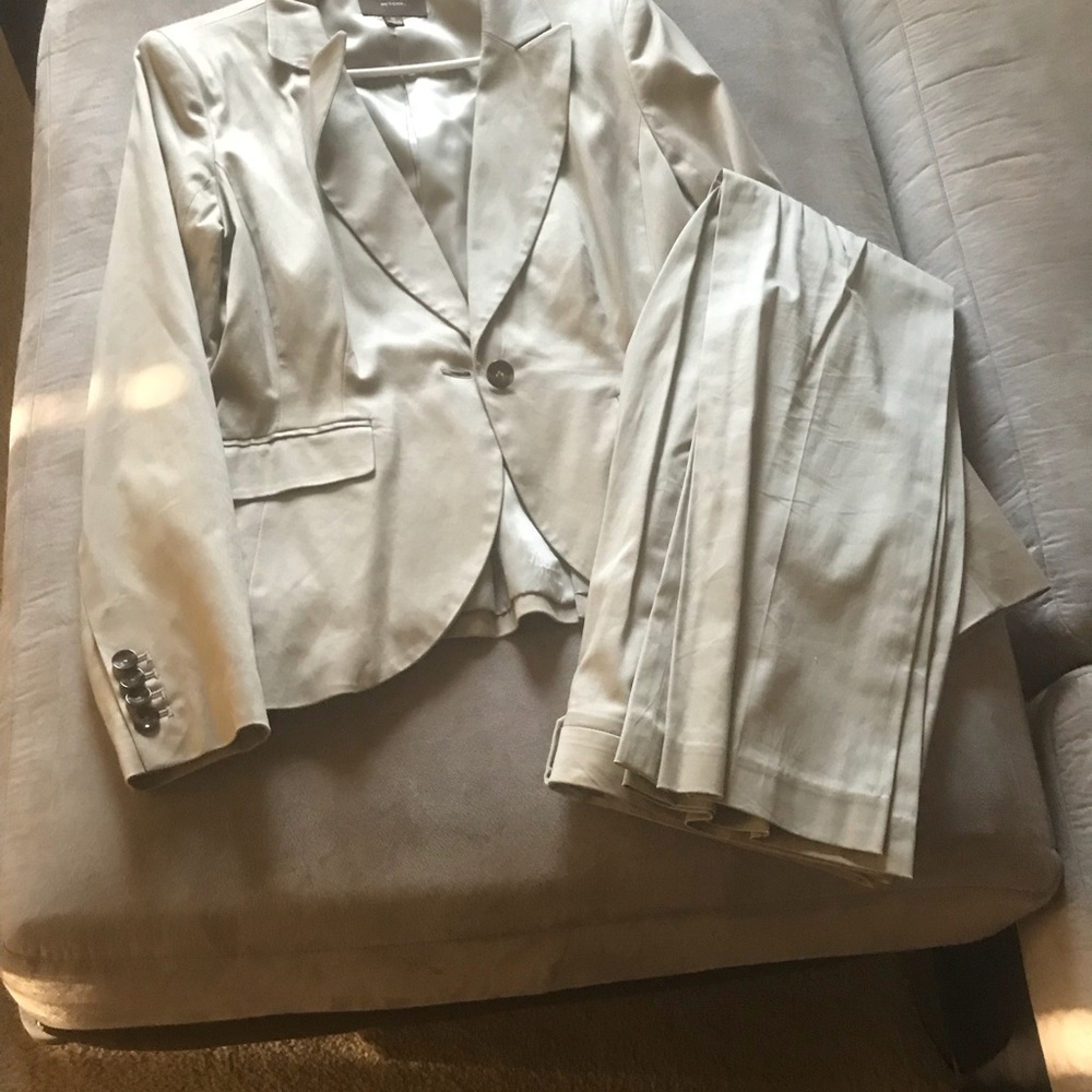 Pants suit